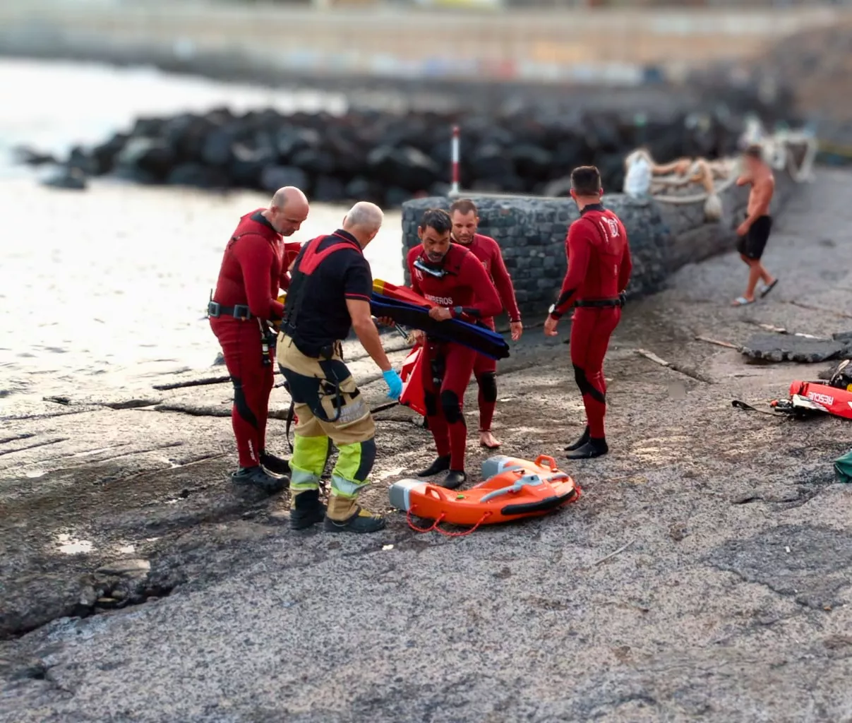 Rescate de un joven submarinista fallecido en Santa Cruz de Tenerife. / BOMBEROS DE TENERIFE