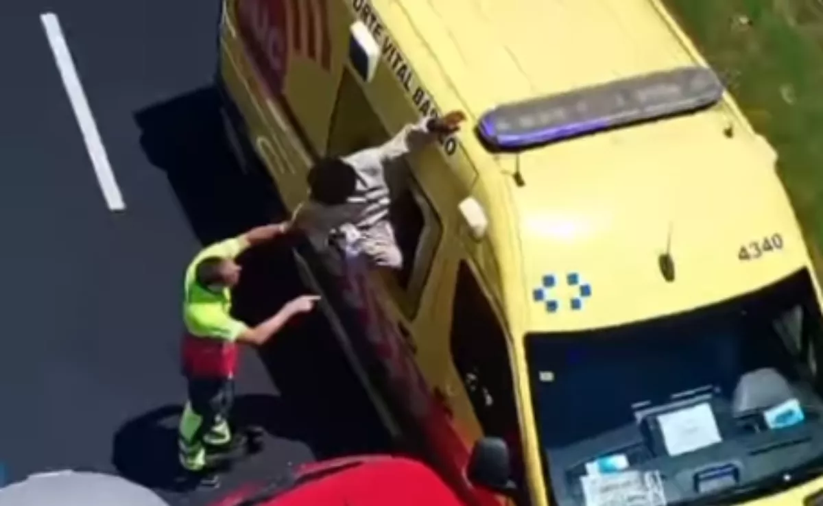Un hombre escapa de una ambulancia en Tenerife. / REDES