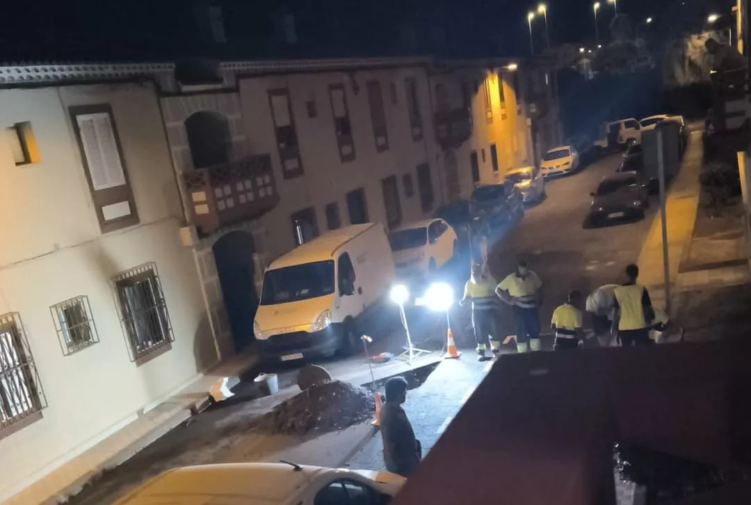 Trabajos de reparación de una tubería rota en la calle Juan de Mattos y Azofra de Santa Cruz de Tenerife que ha dejado sin agua a 8.000 personas./ AH