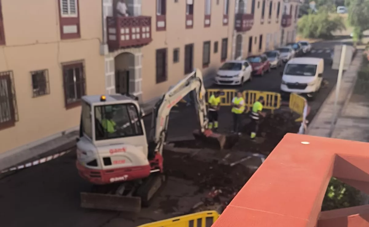 Operarios trabajan en la calle Juan de Mattos y Azofra para localizar la avería./ Imagen cedida a Atlántico Hoy