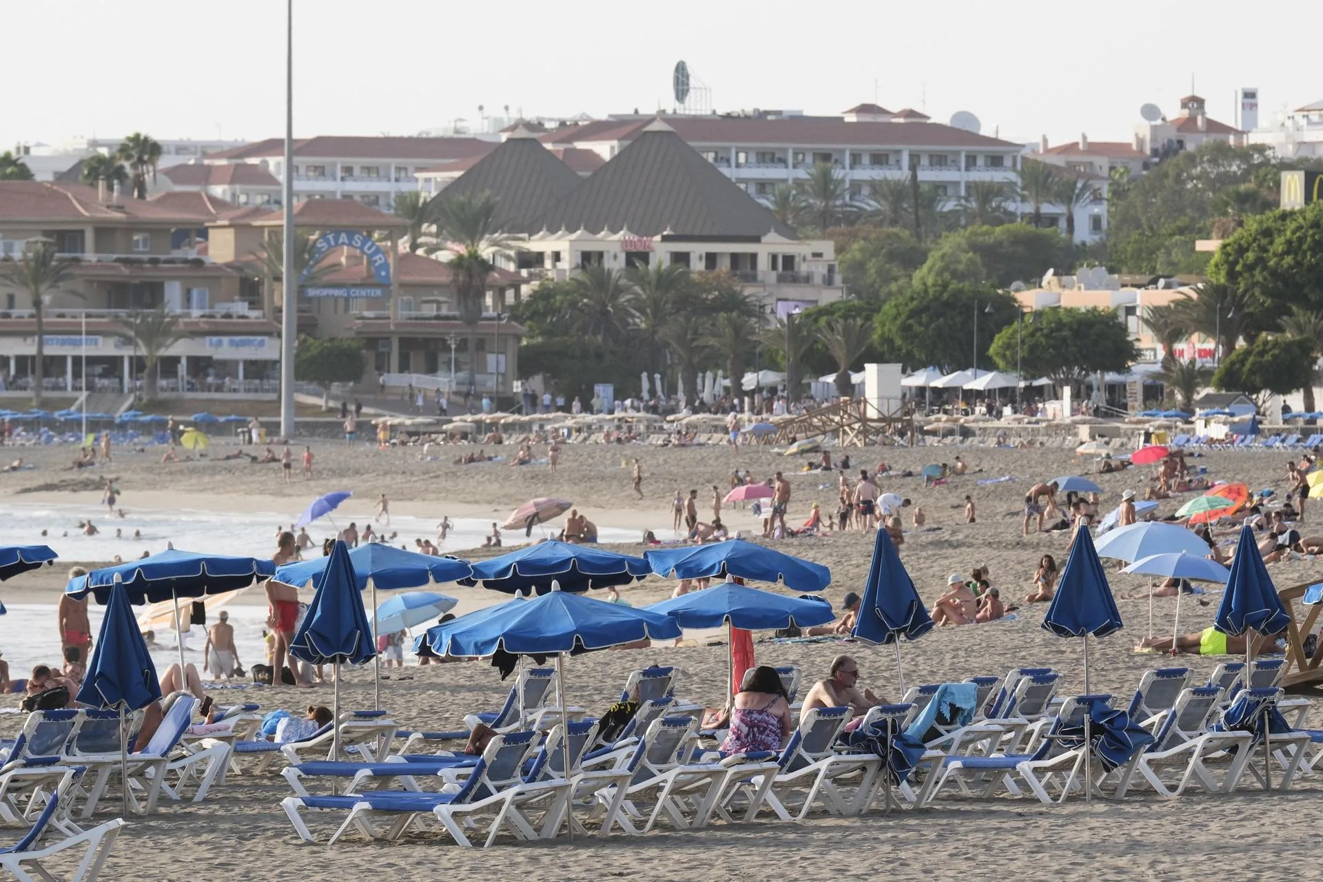 Foto de archivo de la playa de Los Cristianos, en el sur de Tenerife. / EFE - ALBERTO VALDÉS