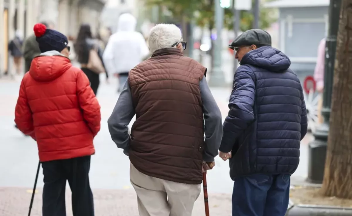 Imagen de unos pensionistas charlando / EFE