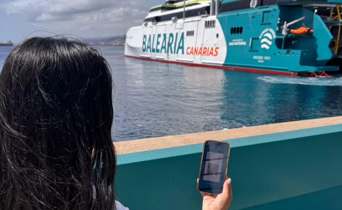 Pasajeros utilizando el servicio EasyPass. / BALEÀRIA 