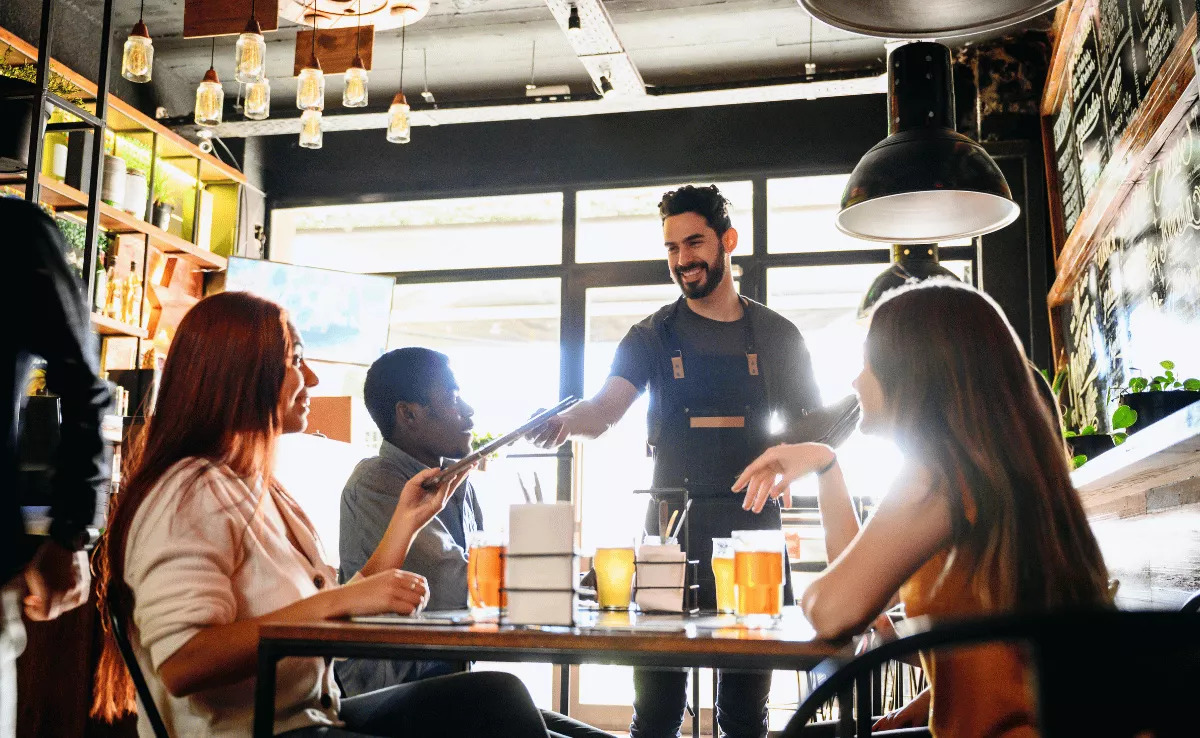 Imagen de unas personas en un restaurante / CANVA