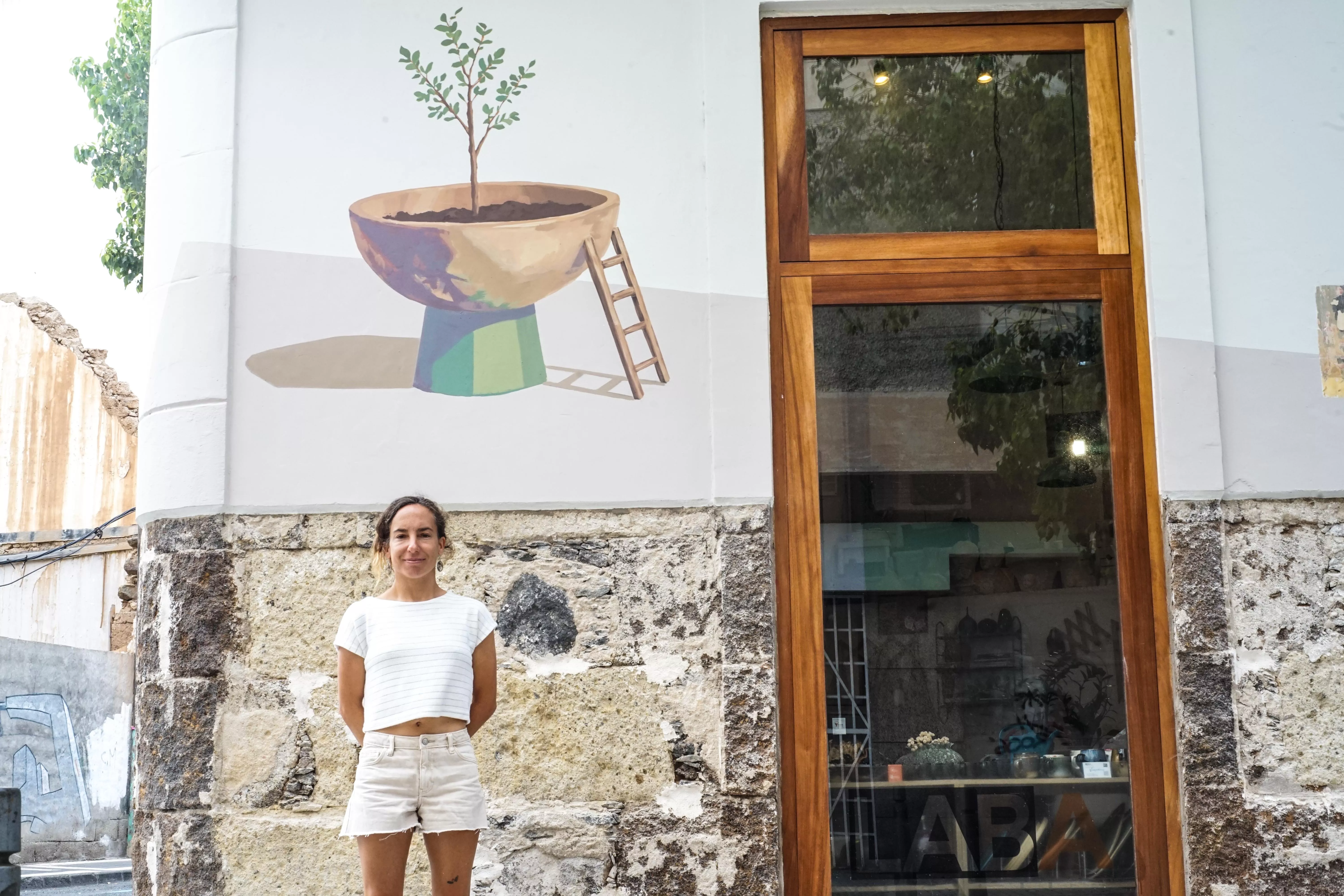 Irene León junto a parte del mural. GOBIERNO DE CANARIAS