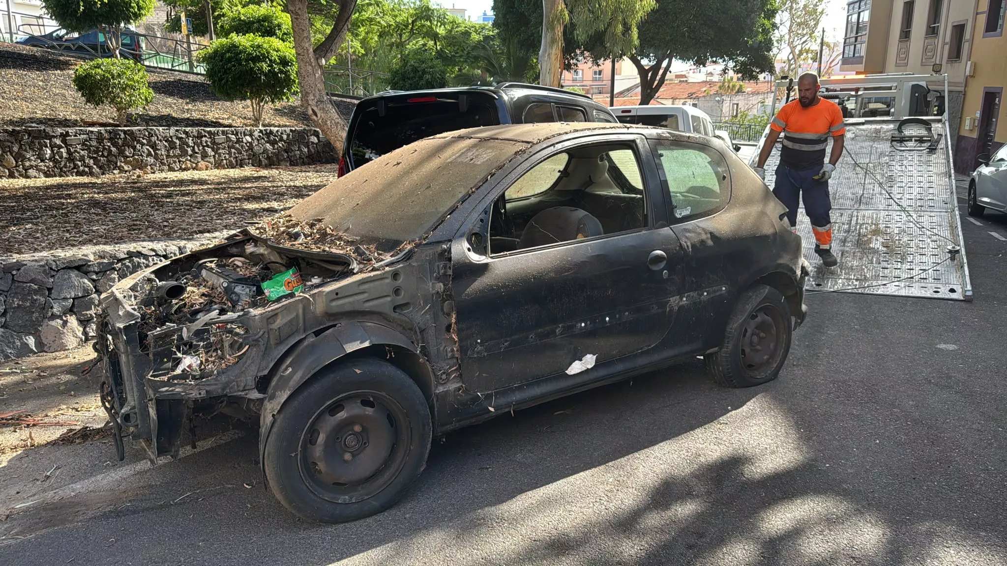 Coche abandonado en Candelaria. / AYUNTAMIENTO DE CANDELARIA