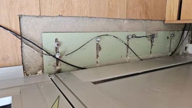 Una de las instalaciones sin terminar / AH Una de las instalaciones sin terminar / AH