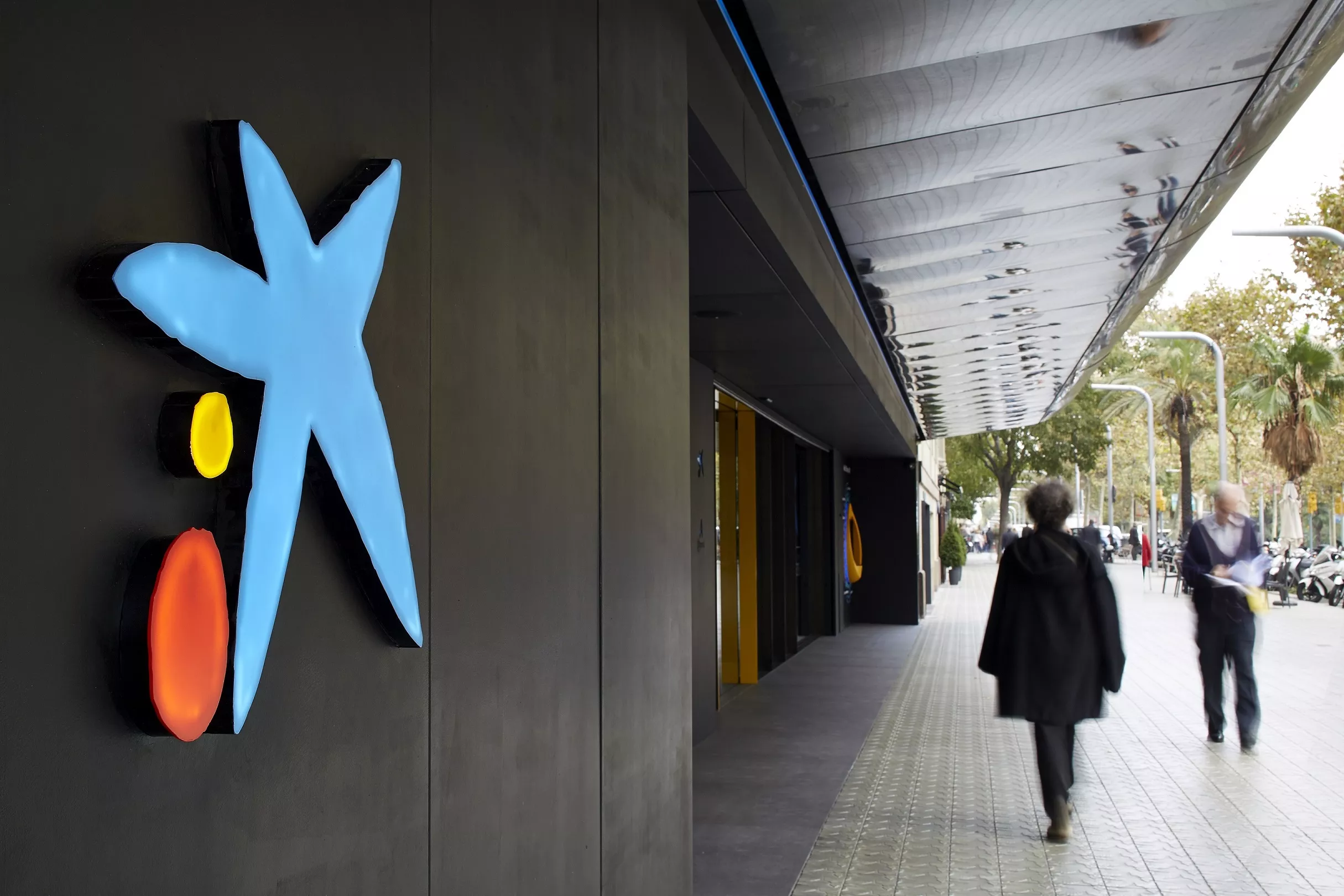 Exterior oficina de CaixaBank. / CAIXABANK 