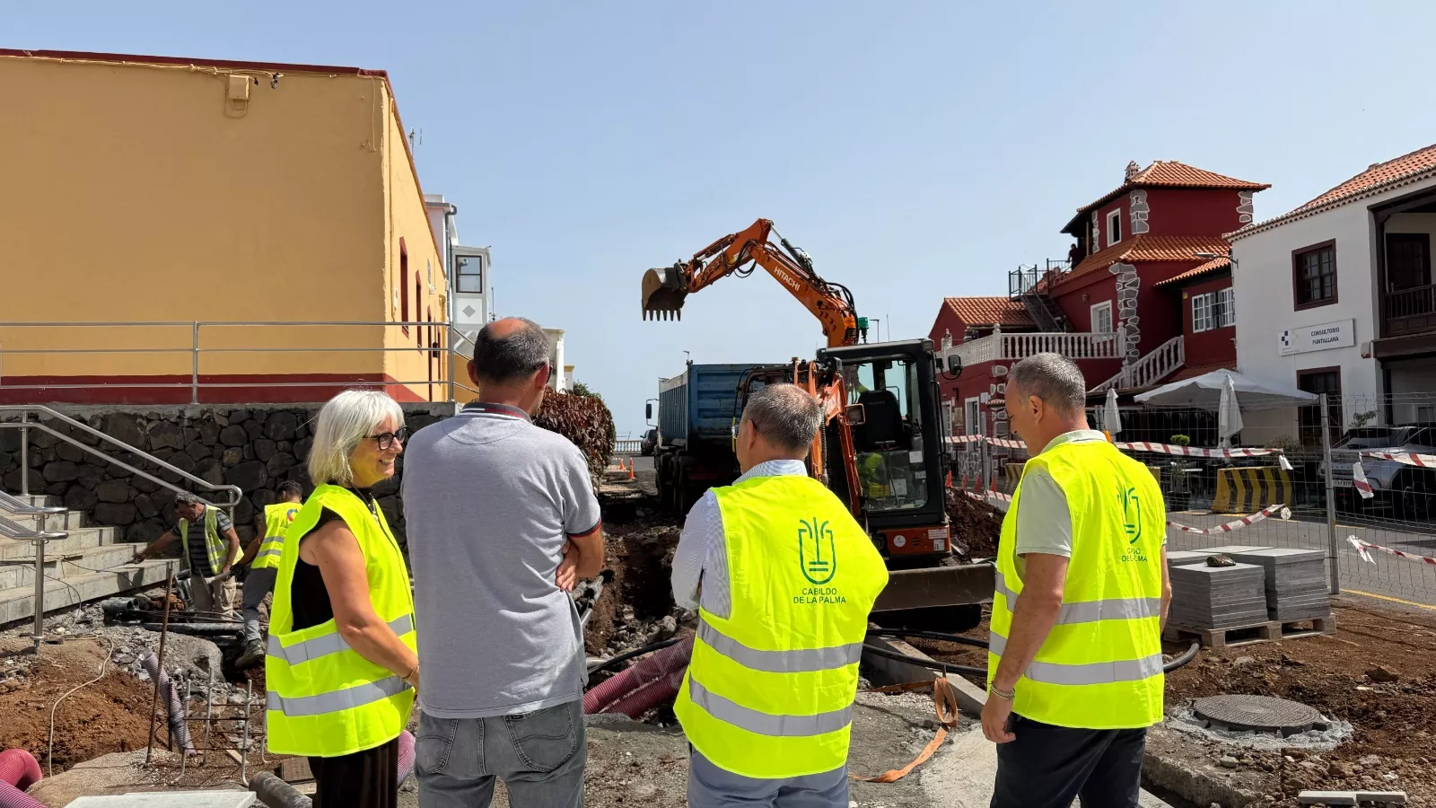 Visita a las obras de la calle Atabara, en Puntallana. / CEDIDA