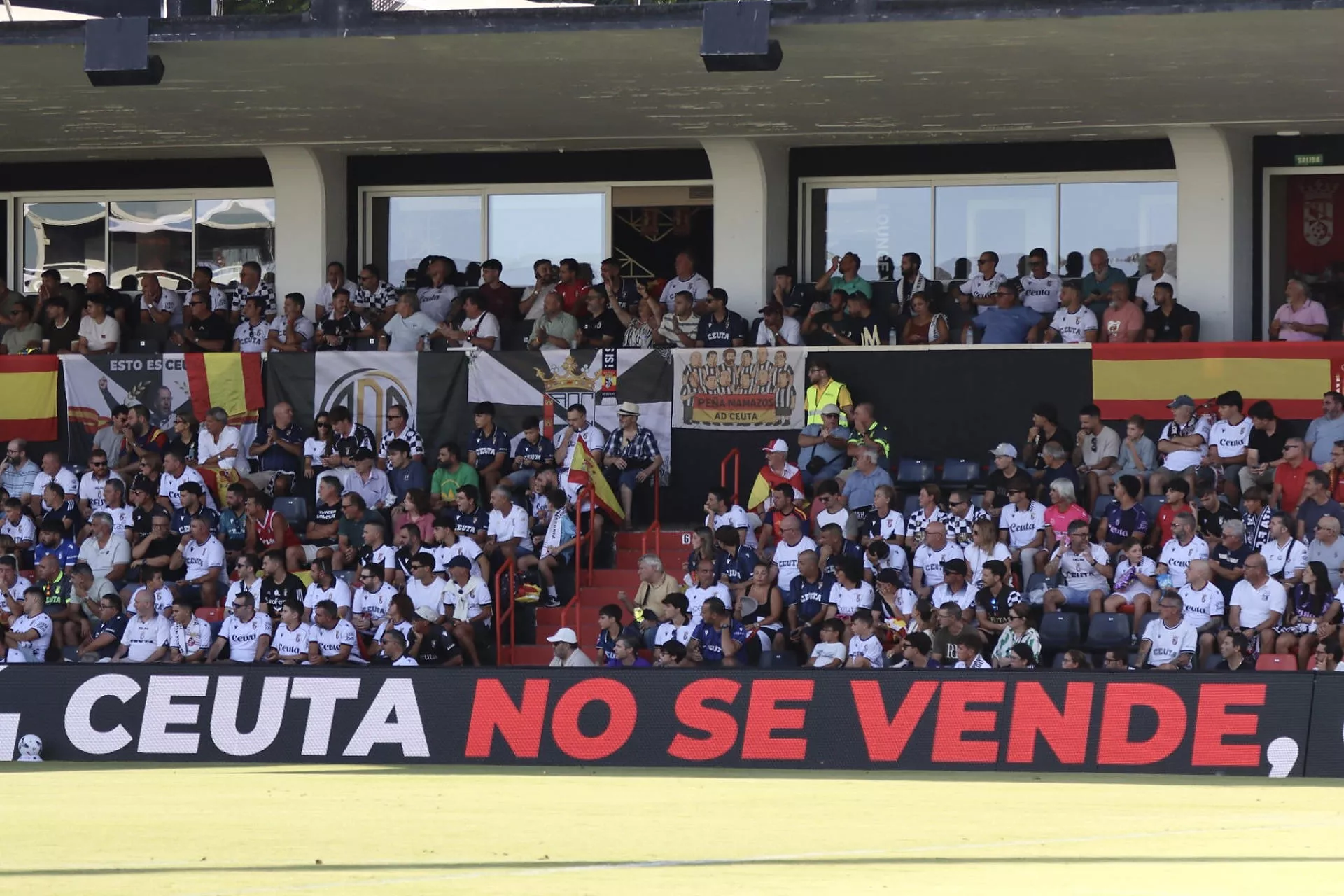 Pancarta de protesta durante el partido de Liga en Segunda División que disputan este sábado Ceuta y Las Palmas. / EFE