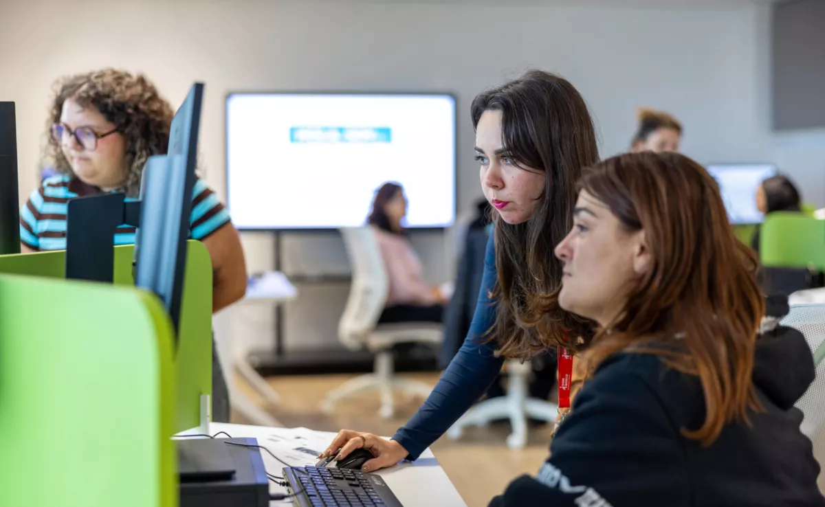 Imagen de unas personas trabajando en una oficina / AYUNTAMIENTO DE SANTA CRUZ DE TENERIFE