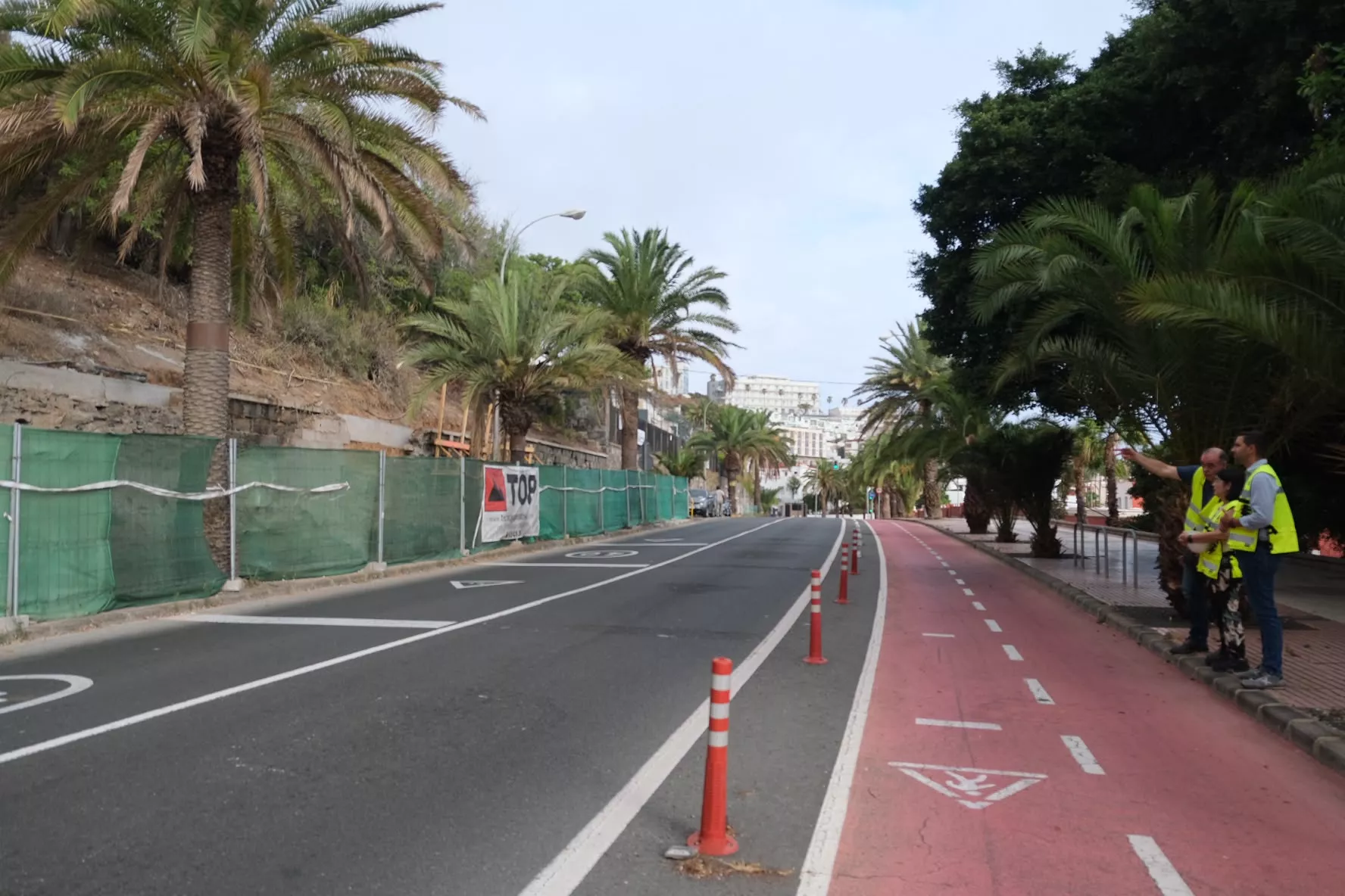 La alcaldesa de Las Palmas de Gran Canaria, Carolina Darias, junto al concejal de Vías y Obras, durante la visita a las obras del muro del Paseo de Chil 