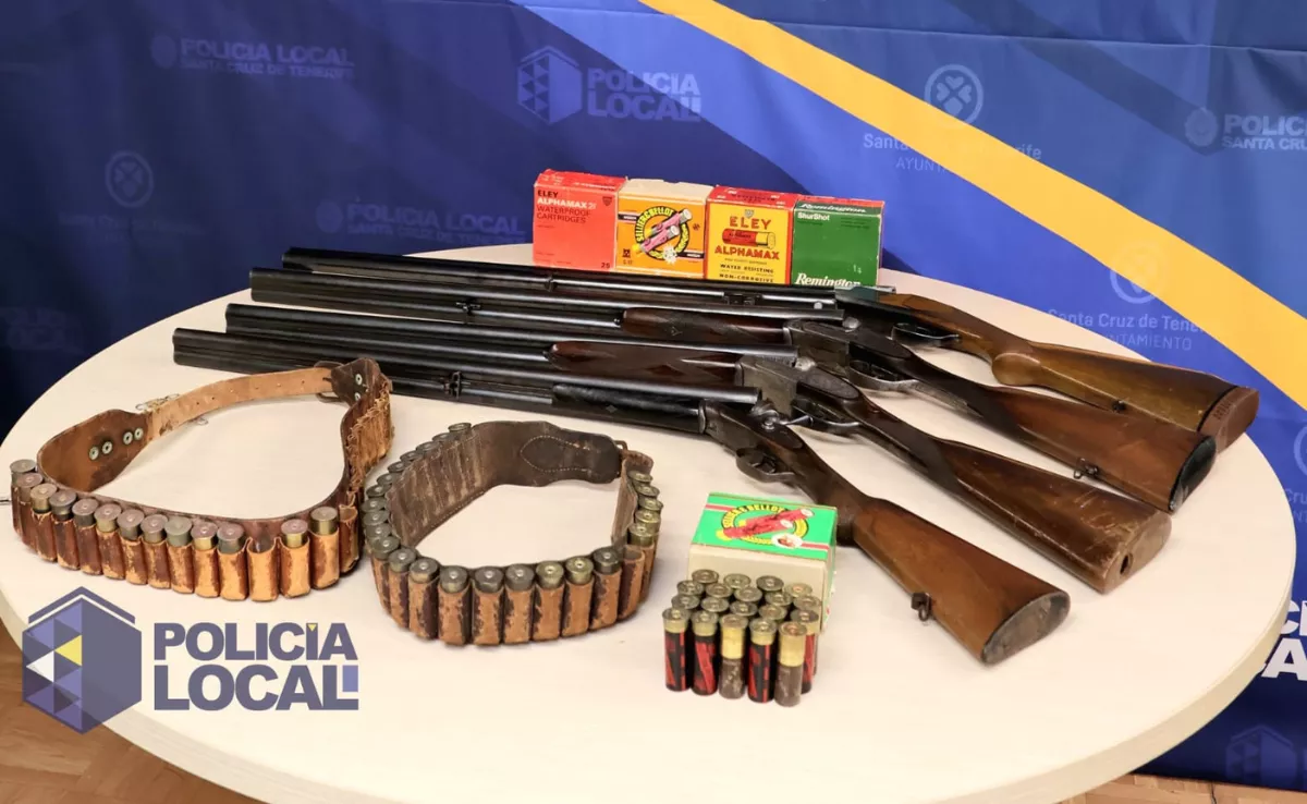 Cuatro escopetas de caza y 523 cartuchos de diverso calibre intervenidos en una vivienda de El Toscal. / POLICÍA LOCAL DE SANTA CRUZ DE TENERIFE