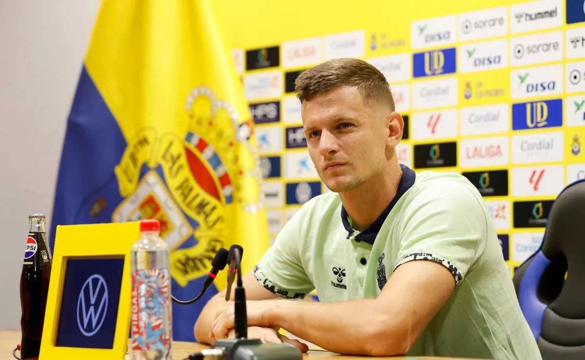 El guardameta croata Dinko Horkas, durante una rueda de prensa. / UD LAS PALMAS