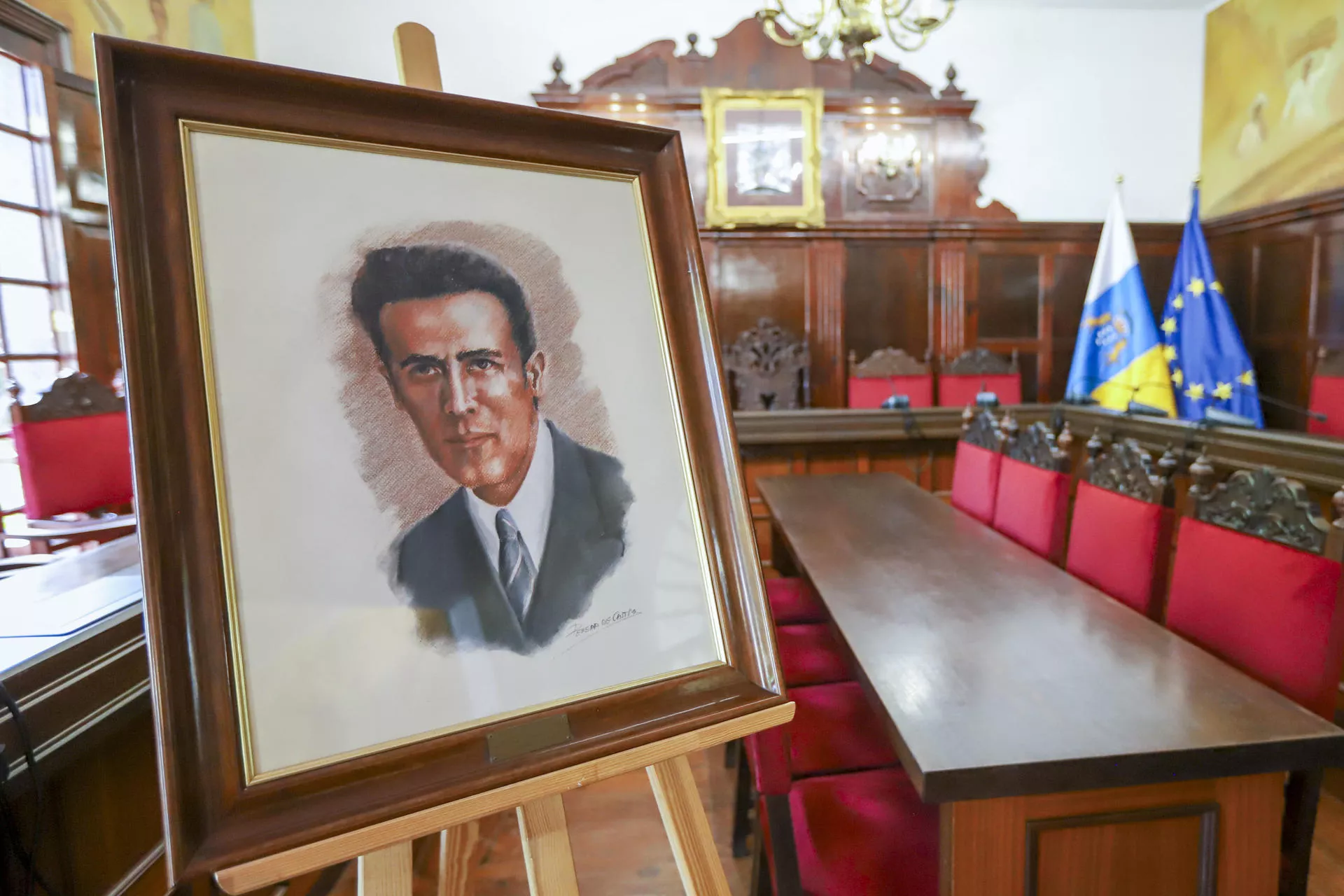 Retrato de Francisco Rodríguez Betancort en el salón de plenos del Ayuntamiento de Los Llanos de Aridane. / EFE - LUIS G. MORERA