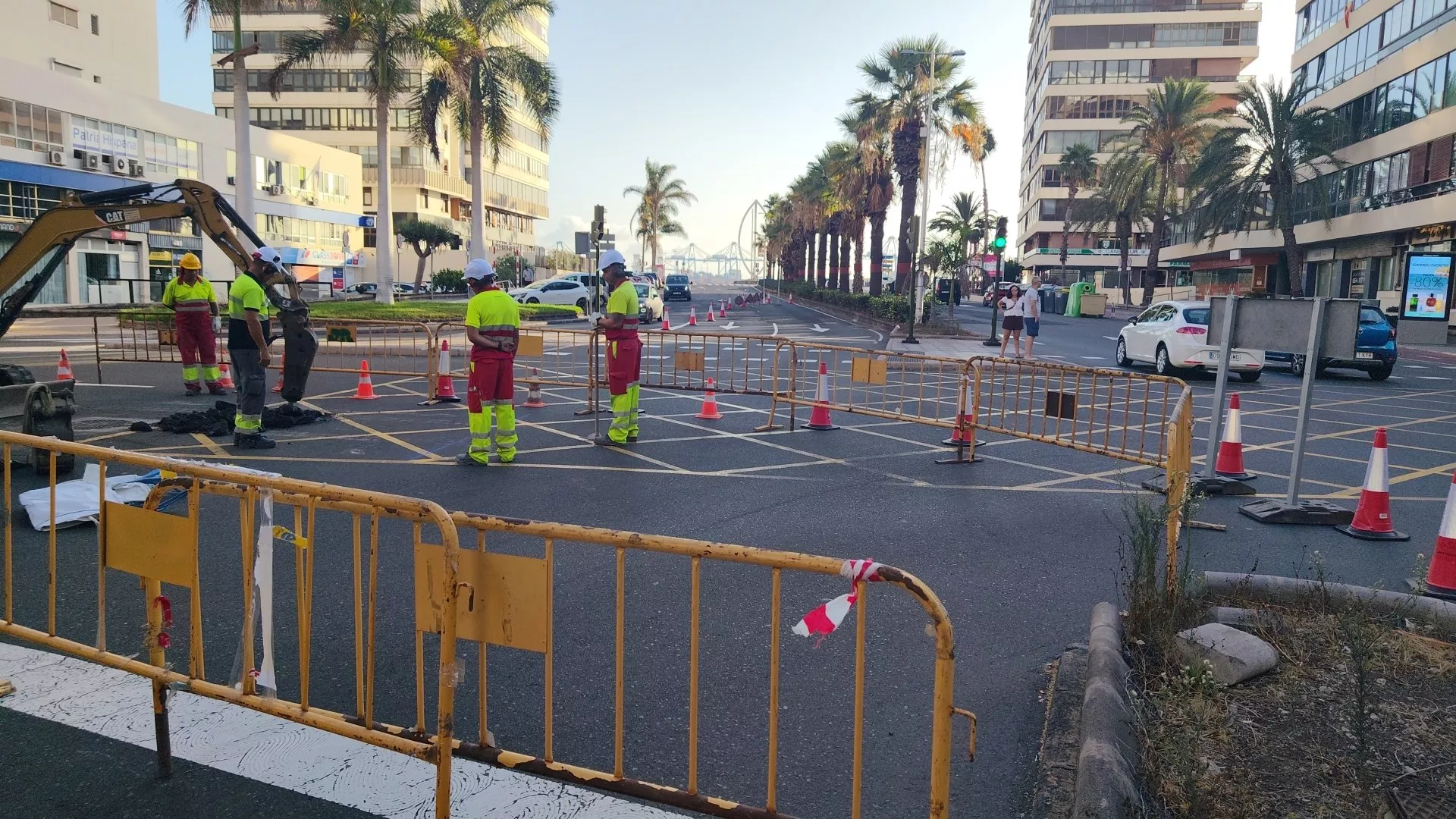 Cortes de tráfico por Emalsa en el cruce de Luis Doreste Silva y Juan XXIII. 