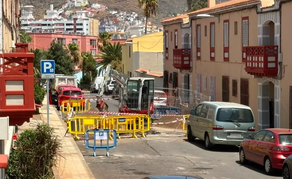 Calle Juan de Mattos y Azofra de Santa Cruz de Tenerife, cortada por la avería de agua que dejó a 8.000 vecinos sin abastecimiento./ AH