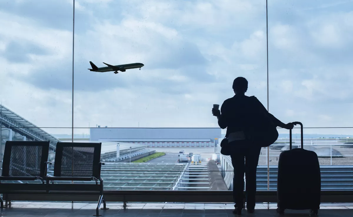 Imagen de una persona en el aeropuerto / CANVA