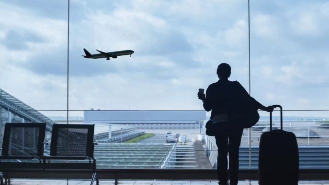 Imagen de una persona en el aeropuerto / CANVA Imagen de una persona en el aeropuerto / CANVA