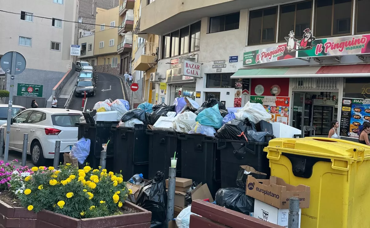 Contenedores llenos en el municipio de Arona./ DAVID CORTELLINO