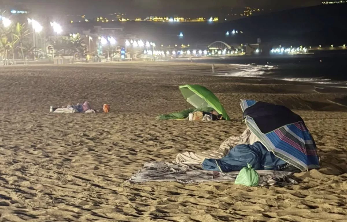 La familia pernoctando en la playa. IMAGEN MIPLAYADELASCANTERAS