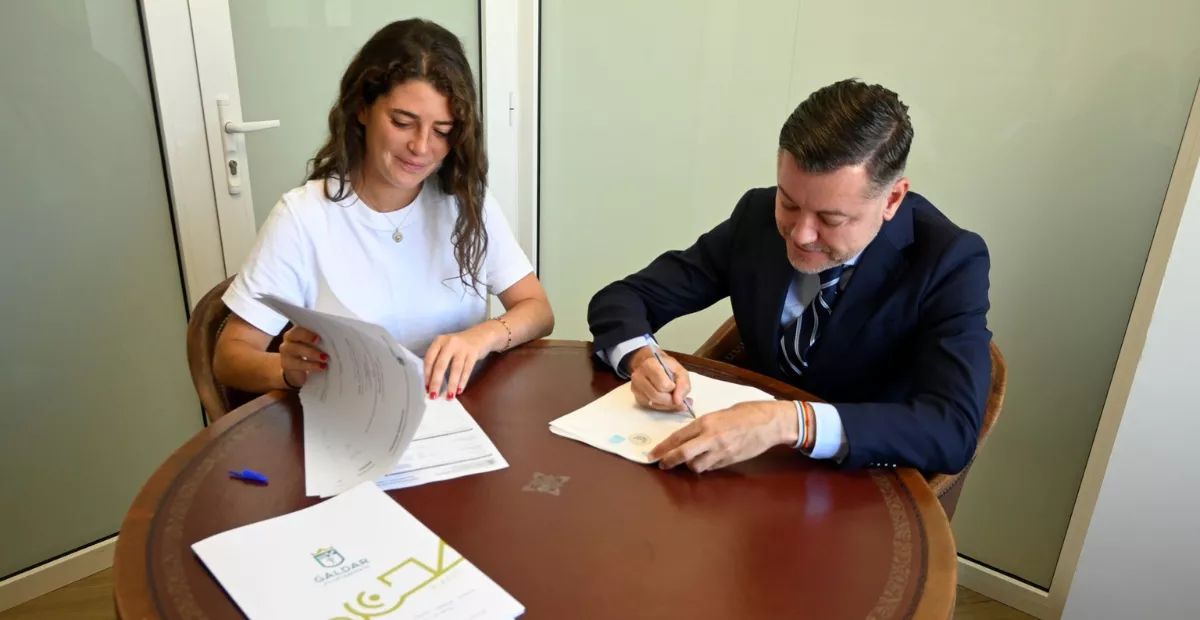 El alcalde de Gáldar, Teodoro Sosa, en la firma en notaría / AYUNTAMIENTO DE GÁLDAR