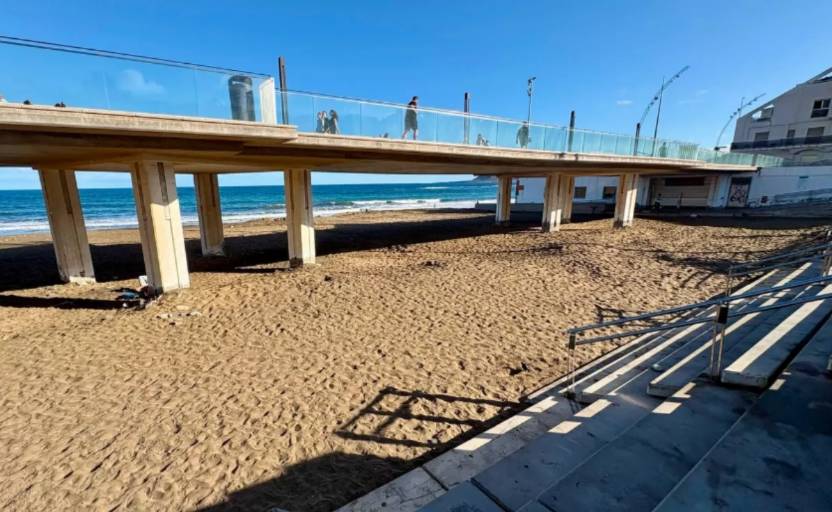 Estado actual del arenal de Las Canteras en la zona de La Cícer, tras autorizar Costas la primera intervención junto a la plaza de Agatha Christie y el Go Fit. / CIUDAD DE MAR 
