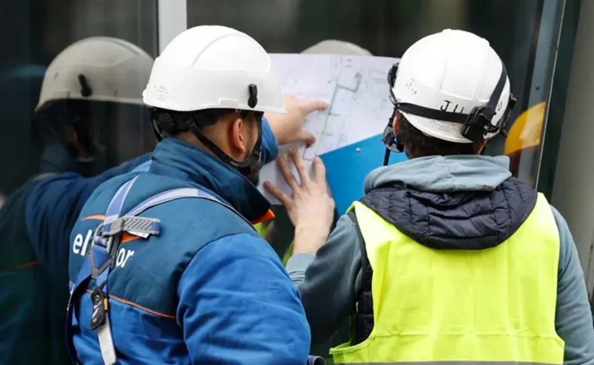 Trabajadores de una empresa de telecomunicaciones, en una imagen de archivo. / EFE - Luis Tejido