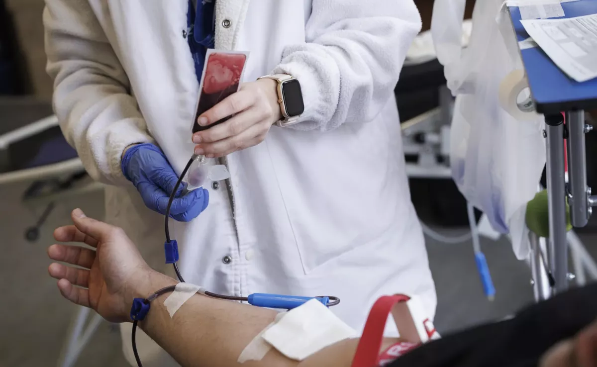 Imagen de una persona donando sangre / EFE