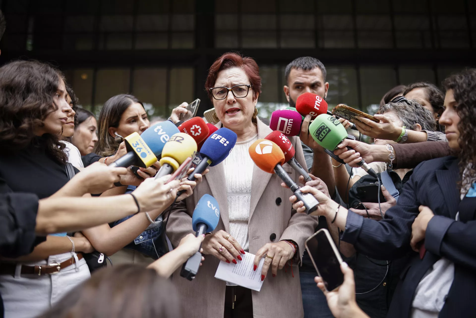 La consejera canaria de Bienestar Social, Candelaria Delgado, atiende a los medios tras asistir a la reunión mantenida por la ministra de Juventud e Infancia, Sira Rego. / EFE - MARCOS VILLAOSLADA