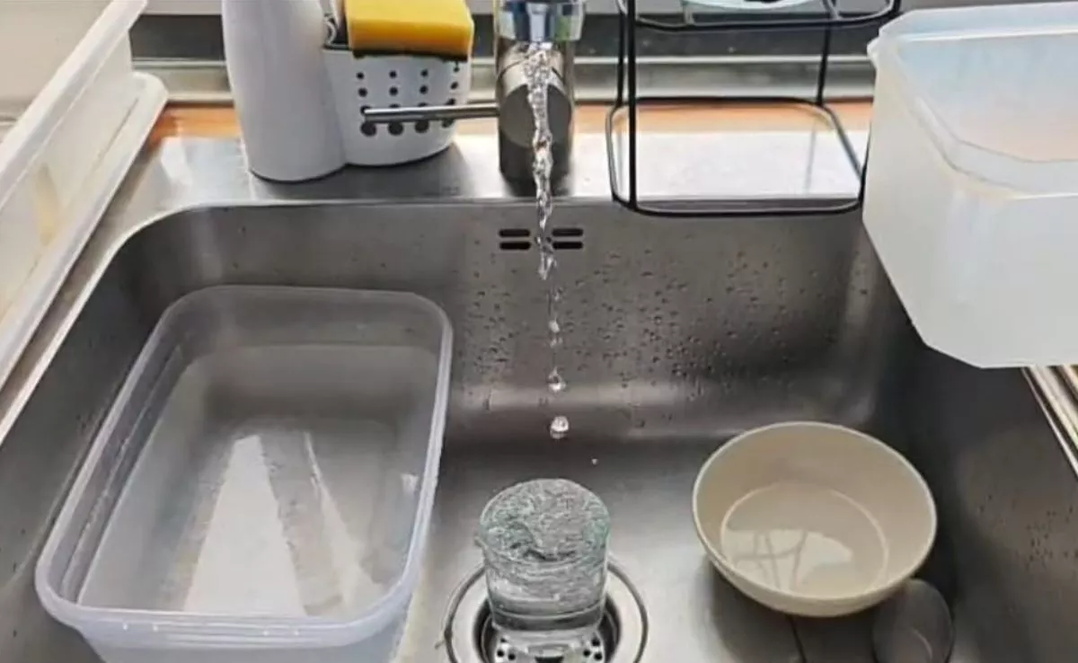 Fregadero en casa de Amalia en el que ya asoma un hilo de agua después de dos meses sin nada |CEDIDA