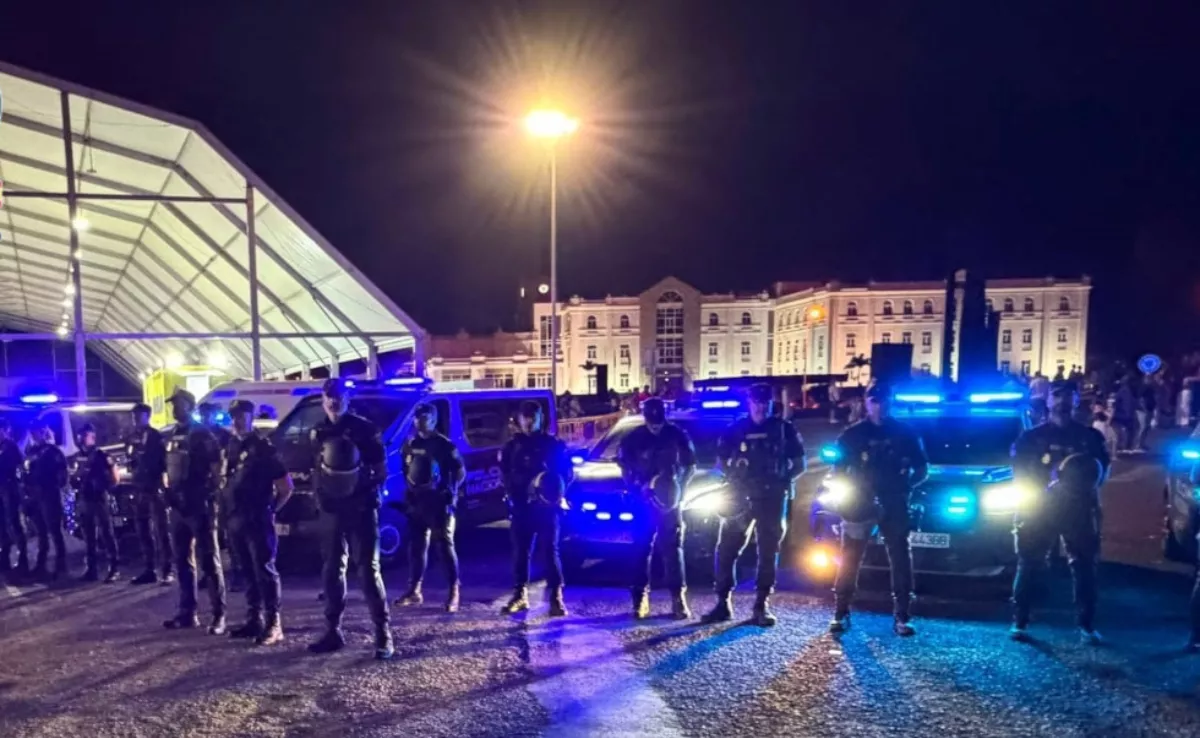Varios agentes durante uno de los controles en las Fiestas de San Ginés, en Lanzarote. / CUERPO NACIONAL DE POLICÍA