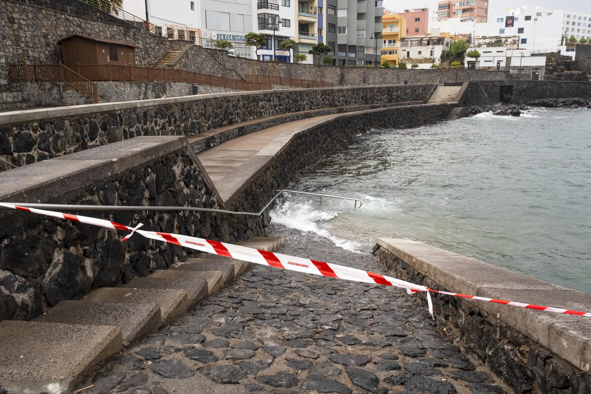En la imagen, la playa de Bajamar cerrada al público este jueves. / EFE - ALBERTO VALDÉS