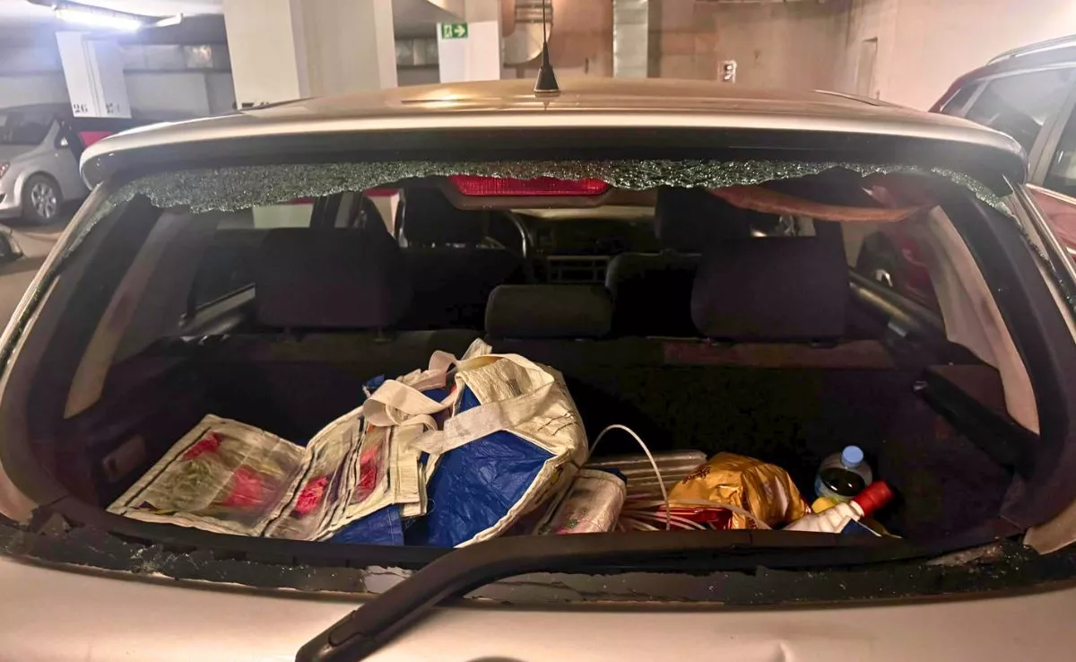 Coche con la luna trasera rota en garaje de la Cruz del Señor | CEDIDA