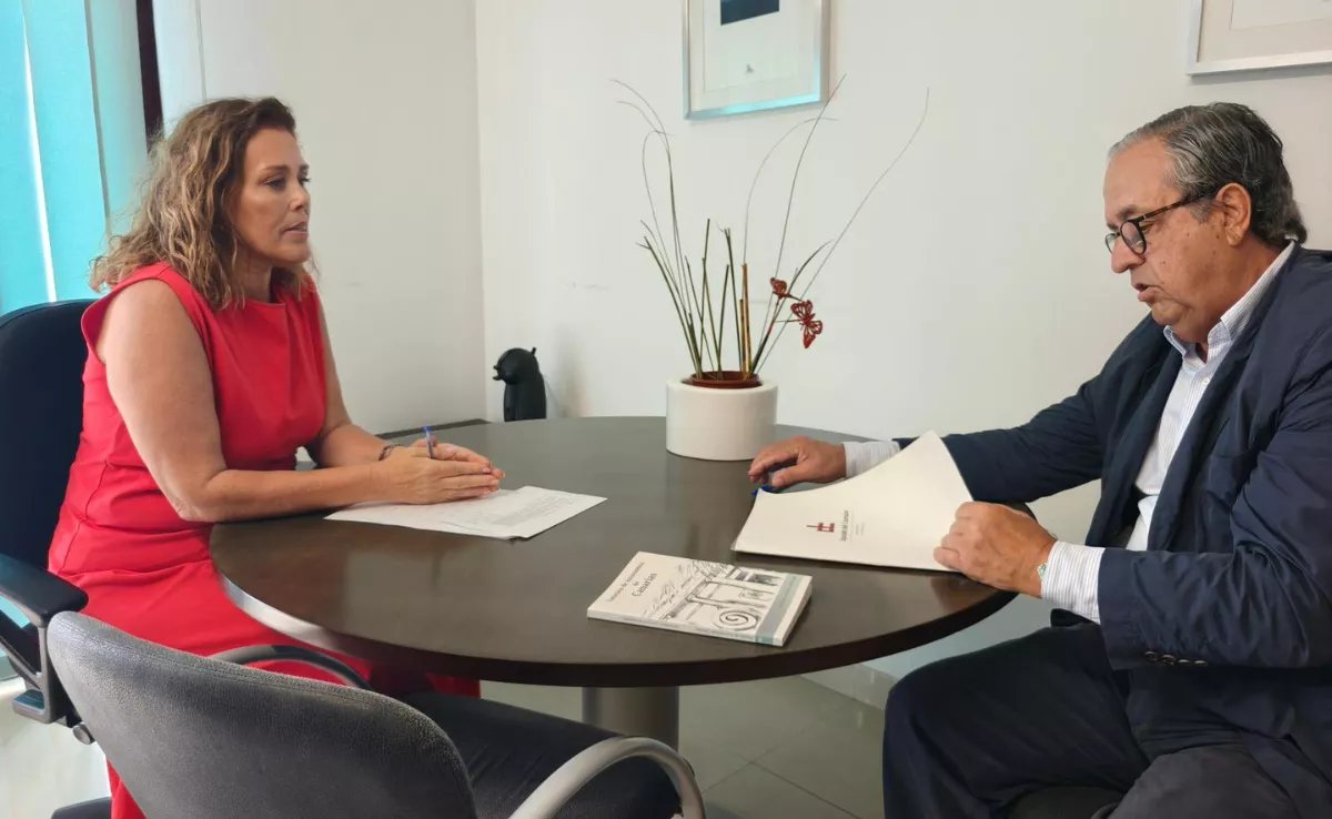 Astrid Pérez y Antonio Alarcó, durante la reunión de trabajo en Lanzarote. / AH