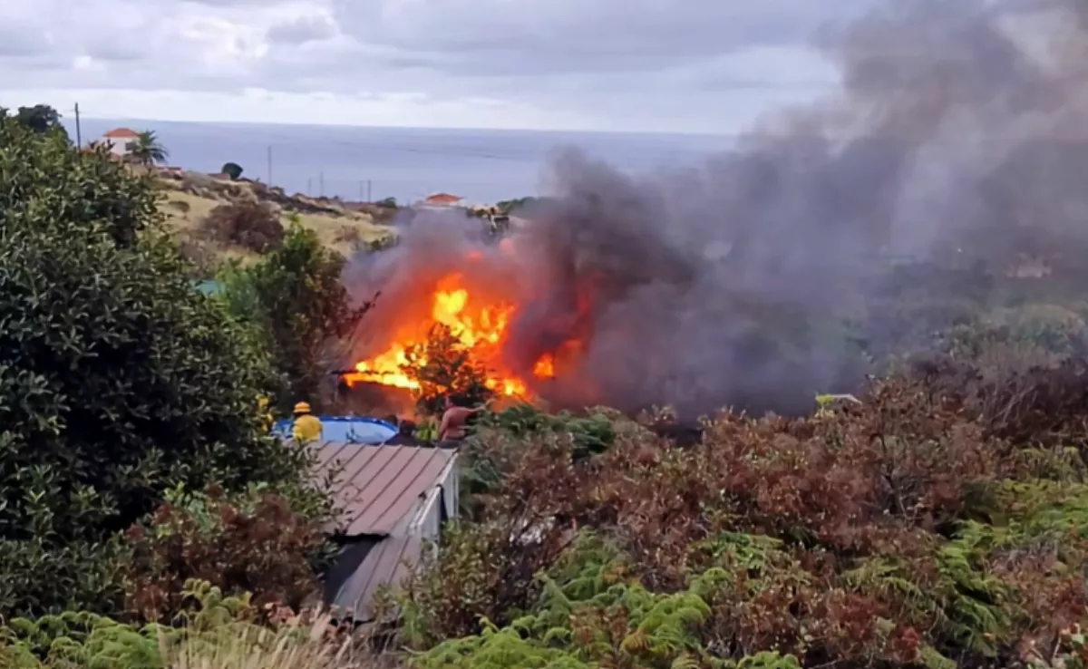 Incendio de una vivienda en Mazo, en La Palma. / REDES