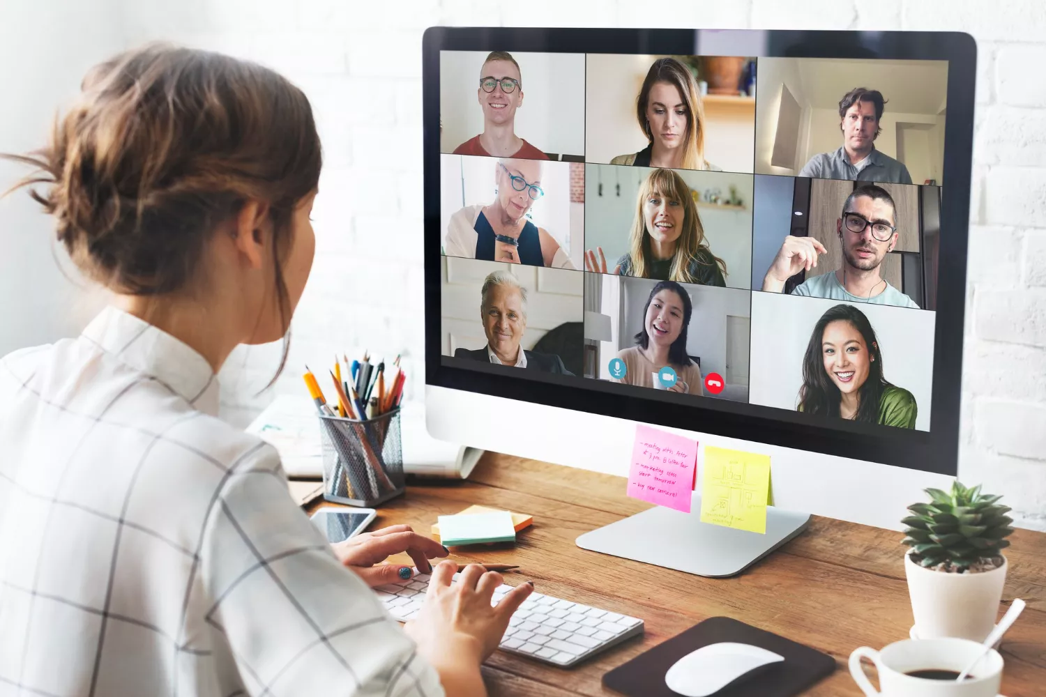 Teletrabajador en una videoconferencia
