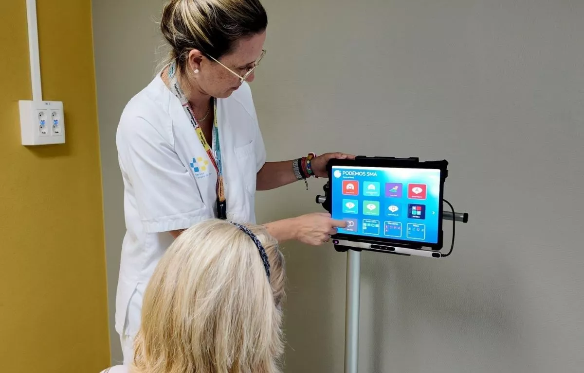 El Hospital Insular incorpora un lector ocular para que pacientes con ELA o parálisis puedan comunicarse con la mirada. AH