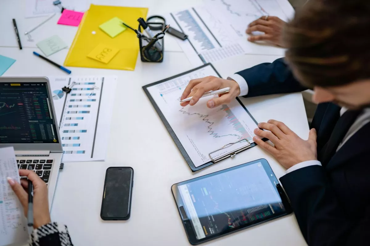 Varios trabajadores consultando datos del negocio. SERVIMEDIA