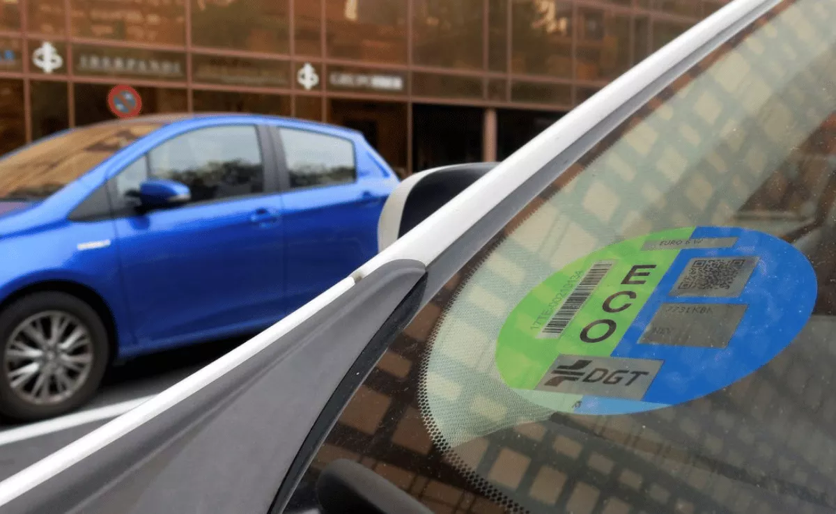 Un coche con el distintivo ECO que sí podría entrar en la Zona de Bajas Emisiones / EFE