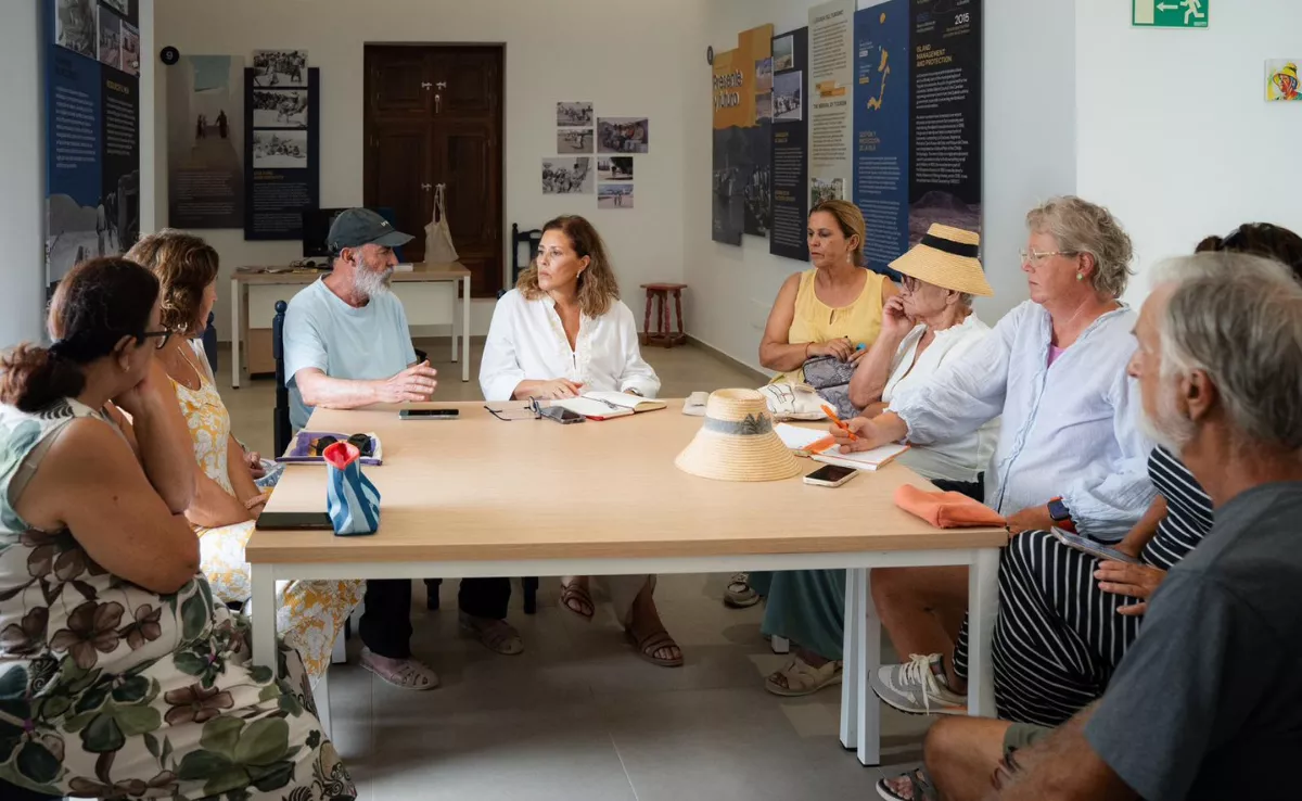 La presidenta del Parlamento de Canarias, Astrid Pérez, durante una reunión con los vecinos de La Graciosa. / AH