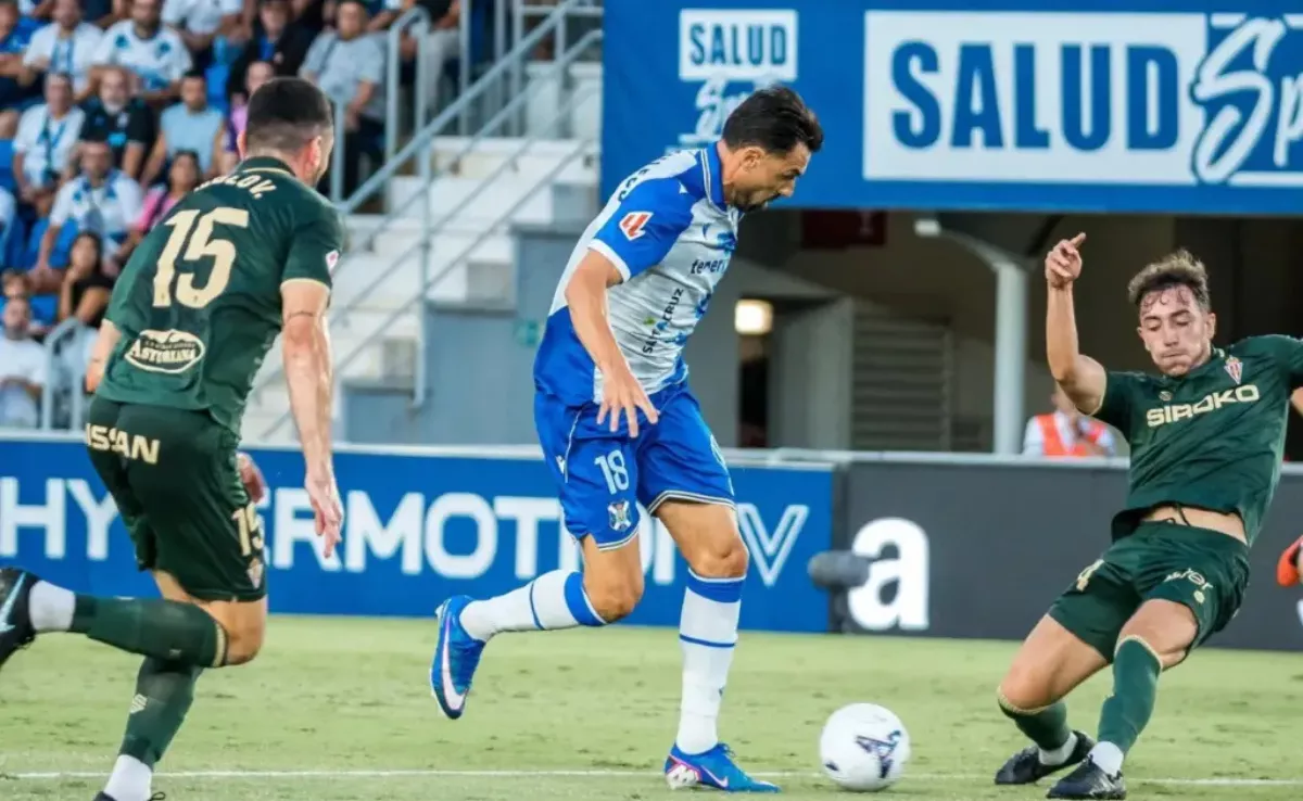 Un lance del encuentro entre el CD Tenerife y el Sporting de Gijón. / CD TENERIFE