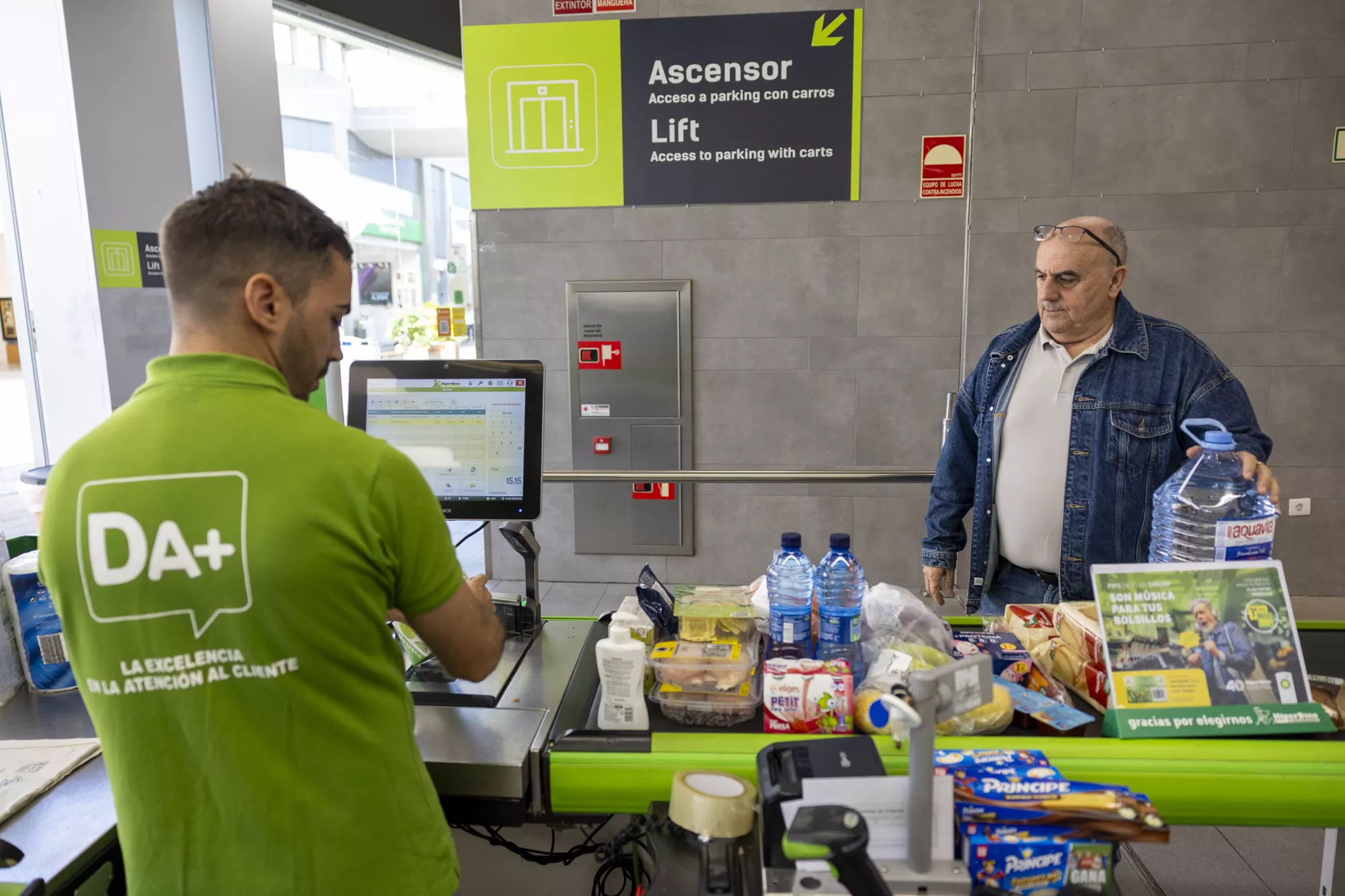 Un cliente realizando su compra en Hiperdino. CEDIDA