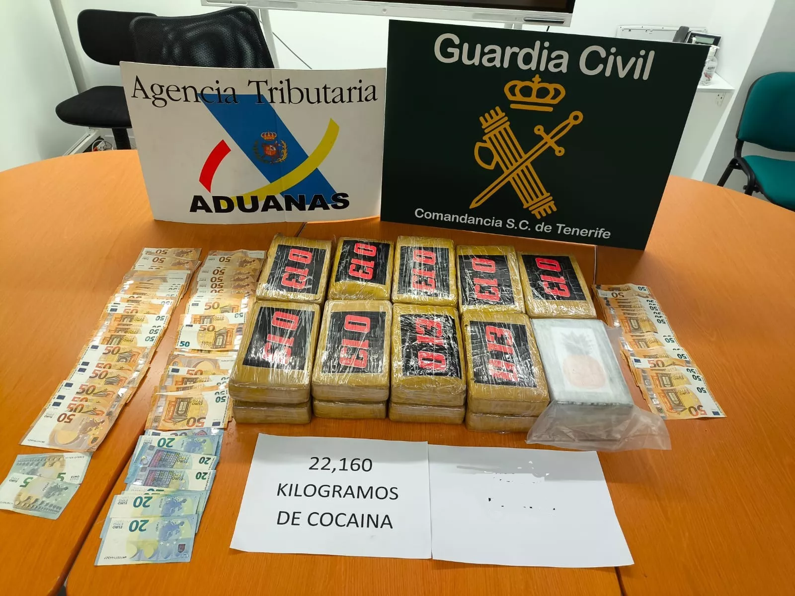 Droga y dinero intervenido por la Guardia Civil. CEDIDA