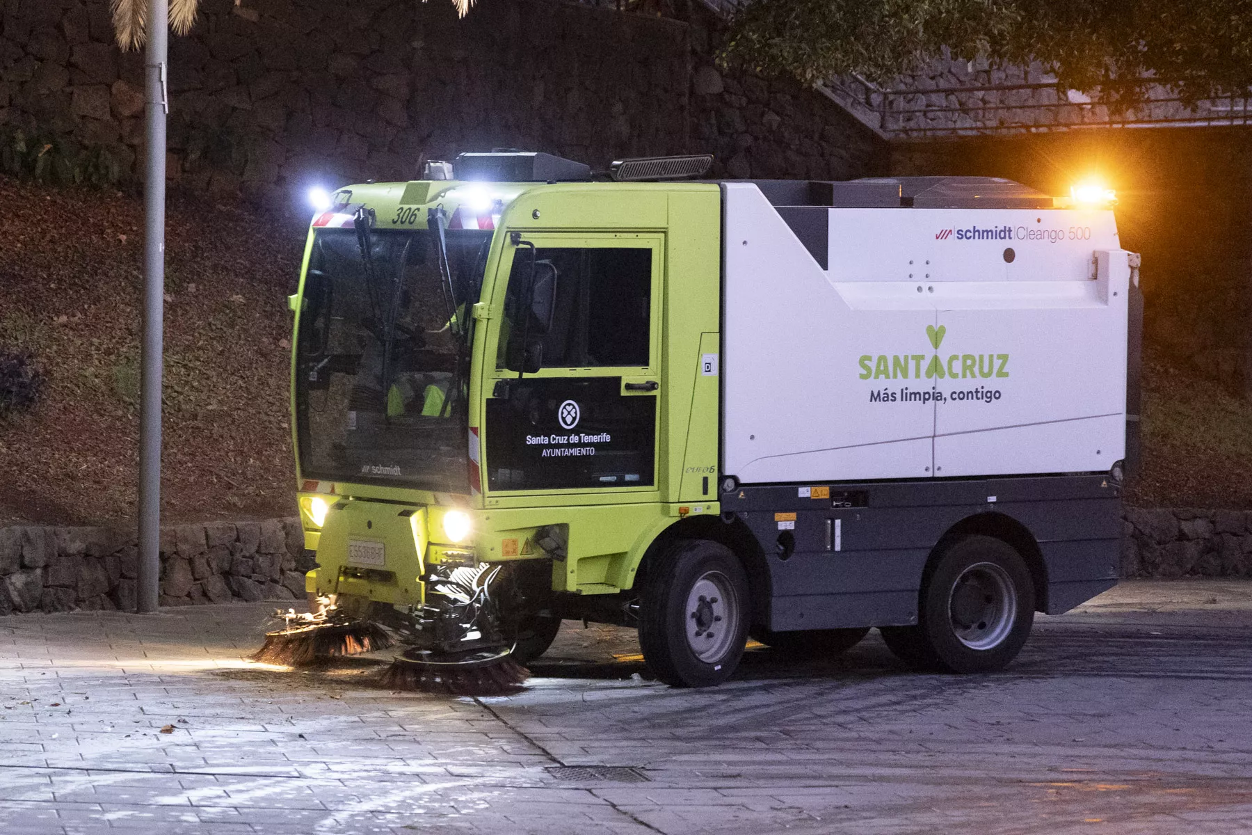Un Vehículo de limpieza del Ayuntamiento de Santa Cruz de Tenerife. AH 