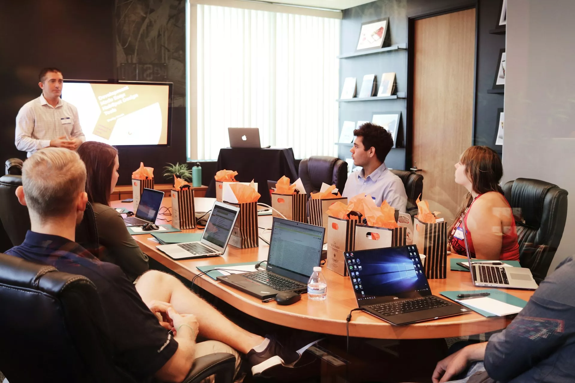 Reunión en una empresa con ordenadores portátiles / Campaign Creators / UNSPLASH