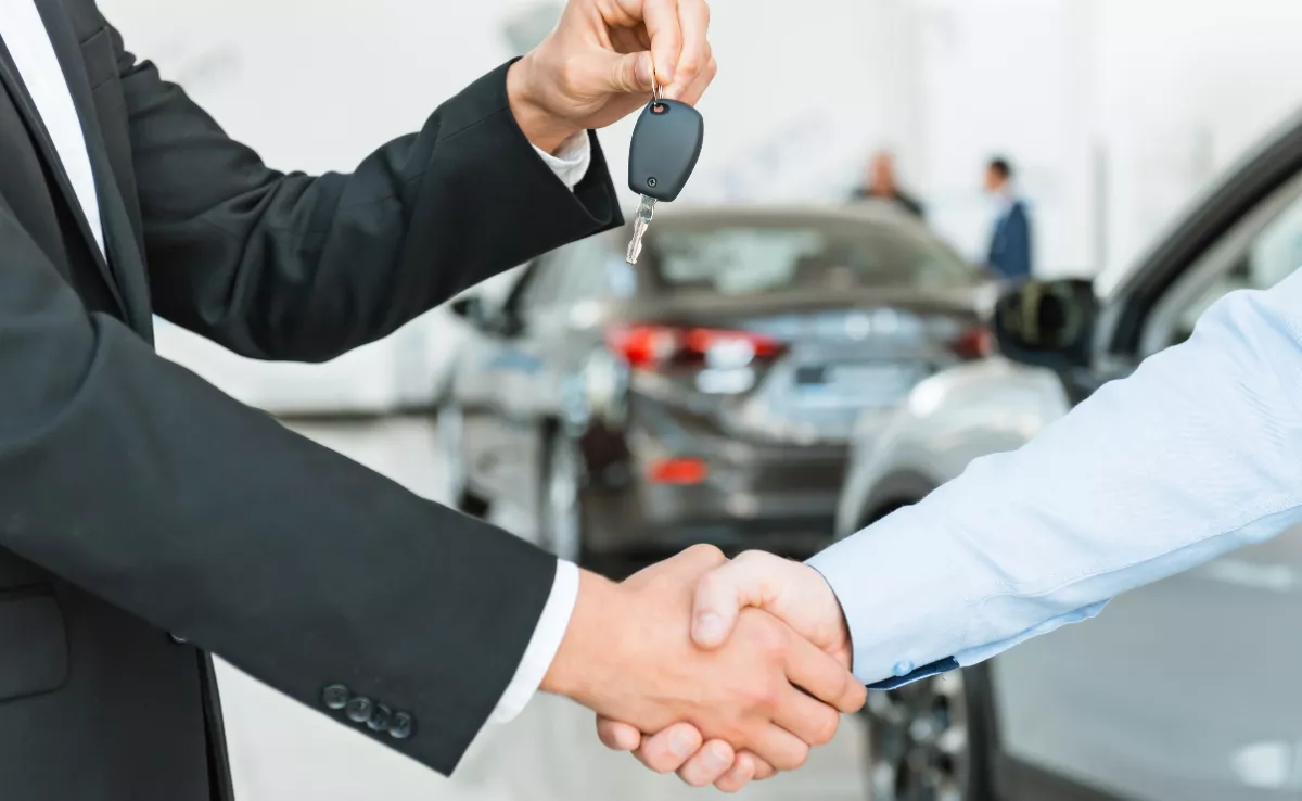 Imagen de una persona comprándose un coche / CANVA