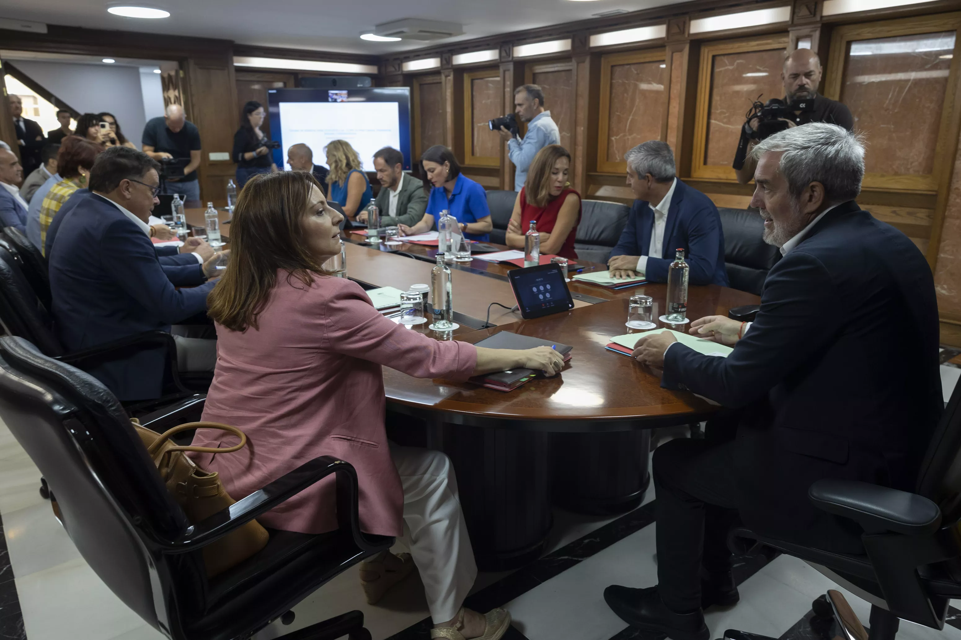 El presidente del Gobierno de Canarias, Fernando Clavijo (d), y los consejeros durante la reunión del Consejo de Gobierno, celebrada este lunes en Las Palmas de Gran Canaria. / QUIQUE CURBELO-EFE