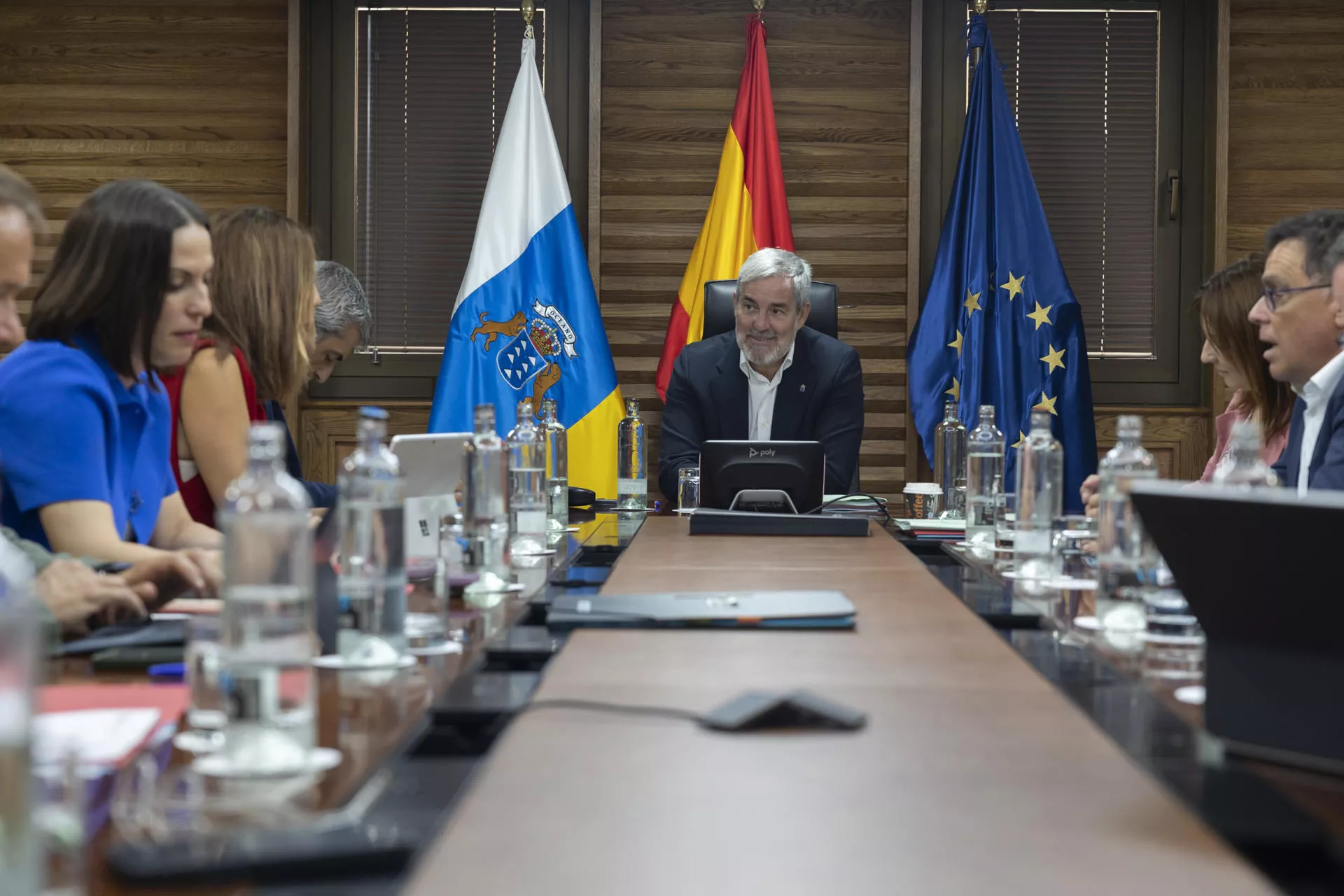 El presidente del Gobierno de Canarias, Fernando Clavijo c), y los consejeros durante la reunión del Consejo de Gobierno, celebrada este lunes en Las Palmas de Gran Canaria. / QUIQUE CURBELO-EFE