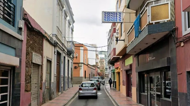 Una de las calles de San Gregorio por la que pueden circular vehículos / AH
